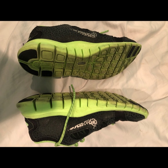 Black and lime green Nike running shoes - Picture 4 of 5